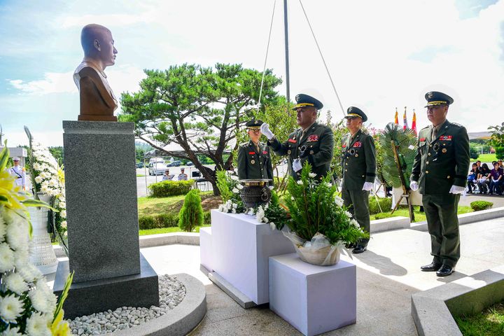 [서울=뉴시스] 해병대는 7월 19일 해병대 제1사단 내 추모공원에서 경북 예천 실종자 수색작전 순직자 1주기 추모식을 거행하였다. 김계환 해병대사령관이 분향하고 있다. (사진=해병대 제공) 2024.07.19. photo@newsis.com *재판매 및 DB 금지