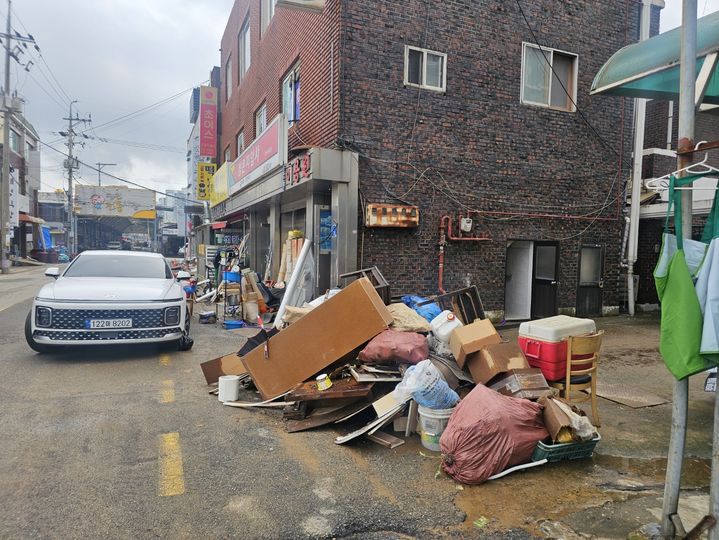 [당진=뉴시스] 김덕진 기자=지난 18일 내린 집중호우로 침수피해를 겪은 당진전통시장 주변 도로 한 쪽에 19일 쓰레기 더미가 쌓여 있다. 2024.07.19. spark@newsis.com *재판매 및 DB 금지