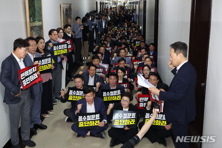 [서울=뉴시스] 고승민 기자 = 19일 서울 여의도 국회 법제사법위원회 회의실 앞에서 열린 위헌ㆍ위법 탄핵청원 청문회 법사위 규탄농성에서 국민의힘 의원들이 구호를 외치고 있다.이날 법사위에서는 윤석열 대통령 탄핵소추안 즉각 발의 요청에 관한 청원 관련 청문회가 개최된다. 2024.07.19. kkssmm99@newsis.com