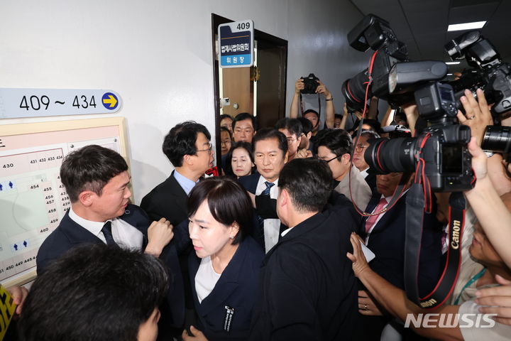 [서울=뉴시스] 권창회 기자 = 정청래 국회 법사위원장이 19일 서울 여의도 국회에서 열린 제3차 법제사법위원회 윤석열 대통령 탄핵소추안 즉각 발의 요청에 관한 청원 관련 청문회에서 추경호 국민의힘 원내대표를 비롯한 국민의힘 의원들에게 항의를 받으며 입장하고 있다. 2024.07.19. kch0523@newsis.com