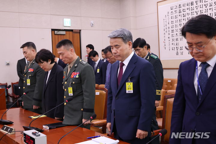 [서울=뉴시스] 조성우 기자 = 이종섭(오른쪽 두 번째부터) 전 국방부 장관, 임성근 전 해병대 1사단장, 유재은 국방부 법무관리관, 박정훈 전 해병대 수사단장이 19일 서울 여의도 국회에서 열린 제3차 법제사법위원회 윤석열 대통령 탄핵소추안 즉각 발의 요청에 관한 청원 관련 청문회에서 채상병 순직 1주기 추모 묵념을 하고 있다. 2024.07.19. xconfind@newsis.com