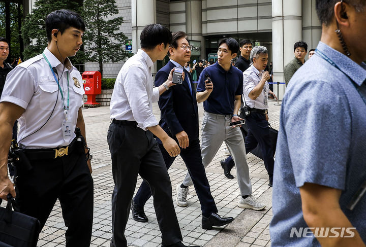 [서울=뉴시스] 정병혁 기자 = 이재명 전 더불어민주당 대표가 19일 서울 서초구 서울중앙지방법원에서 열린 대장동 배임 및 성남FC 뇌물 의혹 공판에 출석하고 있다. 2024.07.19. jhope@newsis.com