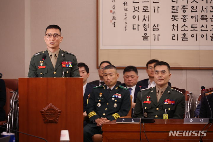 [서울=뉴시스] 고승민 기자 = 임성근 전 해병대 1사단장이 19일 서울 여의도 국회에서 열린 제3차 법제사법위원회 윤석열 대통령 탄핵소추안 즉각 발의 요청에 관한 청원 관련 청문회에서 증인선서 거부 이유를 소명하고 있다. 오른쪽은 박정훈 전 해병대 수사단장. 2024.07.19. kkssmm99@newsis.com