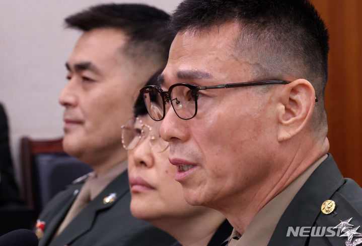 [서울=뉴시스] 조성우 기자 = 임성근 전 해병대 1사단장이 19일 서울 여의도 국회에서 열린 제3차 법제사법위원회 윤석열 대통령 탄핵소추안 즉각 발의 요청에 관한 청원 관련 청문회에서 의원 질의에 답변하고 있다. 왼쪽은 박정훈 전 해병대 수사단장. 2024.07.19. xconfind@newsis.com