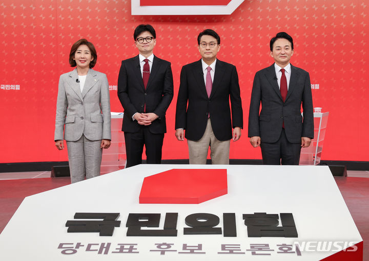 [서울=뉴시스] 국회사진기자단 = 19일 서울 양천구 SBS 스튜디오에서 열린 국민의힘 제5차 전당대회 당대표 후보 방송토론회에 나선 나경원, 한동훈, 윤상현, 원희룡 후보가 기념촬영을 하고 있다. 2024.07.19. photo@newsis.com