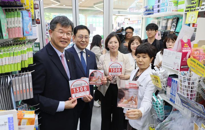 [서울=뉴시스] 이기일 보건복지부 제1차관과 신영숙 여성가족부 차관이 19일 위기임신보호출산법 시행을 계기로 서울 서대문구 일대 약국을 방문해 위기임산부상담 1308을 홍보하고 있다. (사진=여성가족부 제공) 2024.07.19. photo@newsis.com *재판매 및 DB 금지