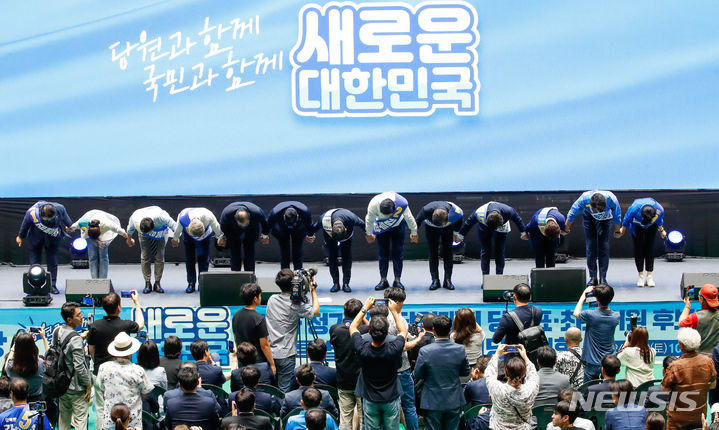 [제주=뉴시스] 우장호 기자 = 더불어민주당 당권 레이스가 시작된 20일 오전 제주한라체육관에서열린 민주당 당대표 및 최고위원 선출을 위한 순회 합동연설회 앞서 후보자들이 인사를 하고 있다. 왼쪽부터 최고위원 후보 김병주, 강선우, 정봉주, 민형배, 이개호 중앙당 선관위원장, 박찬대 당대표 직무대행, 당대표 후보 김지수, 김두관, 이재명, 최고위원 후보 김민석, 이언주, 한준호, 전현희. 2024.07.20. woo1223@newsis.com