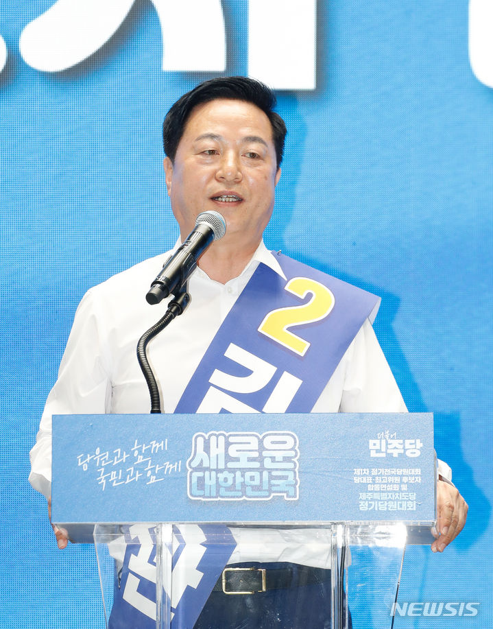 [제주=뉴시스] 우장호 기자 = 김두관 더불어민주당 당대표 후보가 20일 오전 제주한라체육관에서 열린 민주당 당대표 및 최고위원 선출을 위한 순회 합동연설회에서 정견을 발표하고 있다. 민주당은 이날 제주도당·인천시당을 시작으로 전국 순회경선을 치른 뒤 내달 18일 전당대회에서 당대표 및 5명의 최고위원을 최종 선출할 계획이다. 2024.07.20. woo1223@newsis.com