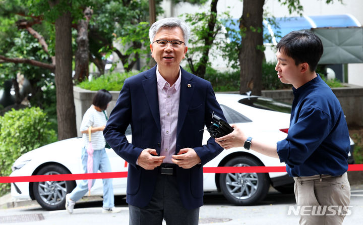 [서울=뉴시스] 전신 기자 = 전공의 집단 사직 공모 혐의를 받는 김택우 전 대한의사협회 비대위원장이 20일 서울 마포구 서울경찰청 반부패공공범죄수사대에 출석하기에 앞서 취재진 질문에 답변하고 있다. 2024.07.20. photo1006@newsis.com