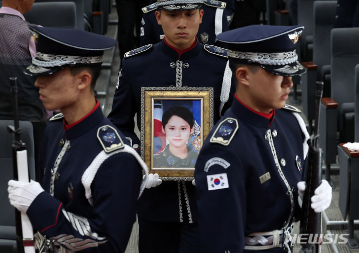 [서울=뉴시스] 김명년 기자 = 20일 오후 서울 동작구 국립서울현충원에서 열린 고(故) 이예람 중사 봉안식에서 고인의 영정사진이 들어서고 있다. 2024.07.20. kmn@newsis.com