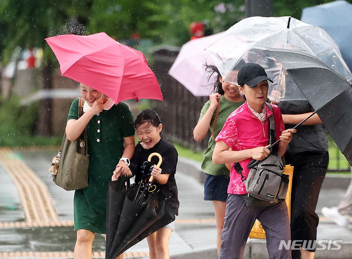 [서울=뉴시스] 김명년 기자 = 비가 내린 20일 오후 서울 종로구 광화문 사거리에서 우산을 쓴 시민들이 발걸음을 재촉하고 있다. 2024.07.20. kmn@newsis.com