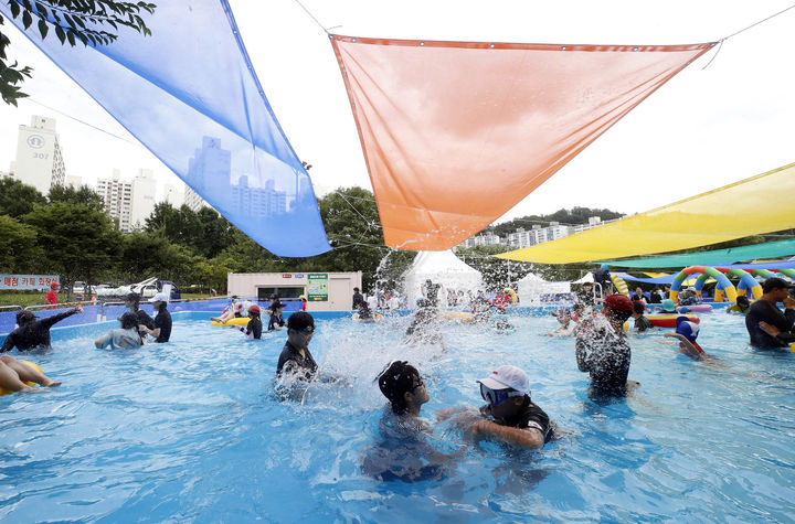 [광주=뉴시스] 광주 북구가 지난해 운영한 산동교 친수공원 야외 물놀이장 모습. (사진 = 광주 북구 제공) photo@newsis.com *재판매 및 DB 금지