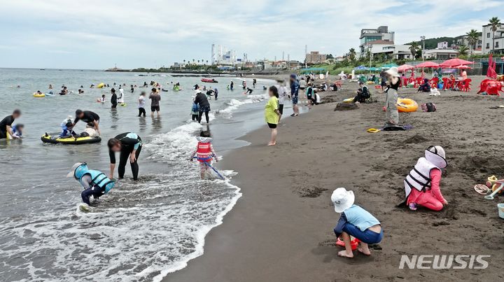 [제주=뉴시스] 오영재 기자 = 폭염주의보가 내려진 21일 오전 제주 삼양해수욕장에서 피서객들이 즐거운 시간을 보내고 있다. 2024.07.21. oyj4343@newsis.com