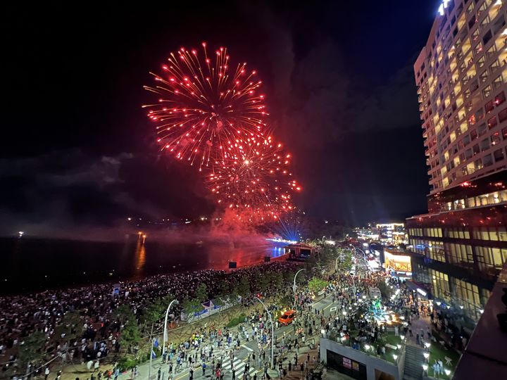 [울산=뉴시스] 박수지 기자 = 2024 울산조선해양축제가 19~21일 일산해수욕장에서 개최된 가운데 개막식을 기념하는 불꽃쇼가 펼쳐지고 있다. (사진=동구 제공) 2024.07.21. photo@newsis.com *재판매 및 DB 금지