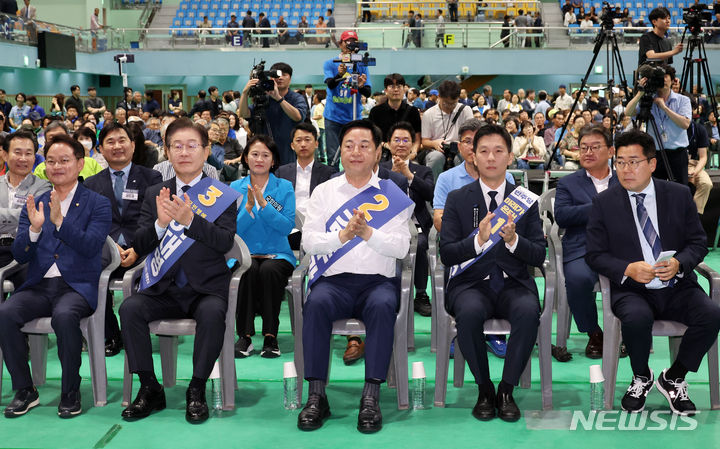 [홍천=뉴시스] 조성우 기자 = 김지수(오른쪽 두 번째부터), 김두관, 이재명 더불어민주당 당 대표 후보들이 21일 오전 강원 홍천군 홍천종합체육관에서 열린 제1차 정기전국당원대회 당 대표 및 최고위원 후보자 합동연설회에서 박수치고 있다. 2024.07.21. xconfind@newsis.com