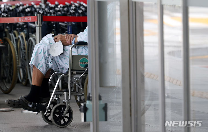 [서울=뉴시스] 추상철 기자 = 2일 보건복지부에 따르면 지난달 22일부터 31일까지 진행된 하반기 전공의 모집에 총 104명의 전공의가 지원했다. 이 중 13명은 인턴, 91명은 레지던트였다. 사진은 서울 시내 한 대학병원에서 환자가 바람을 쐬고 있는 모습. 2024.07.21. scchoo@newsis.com