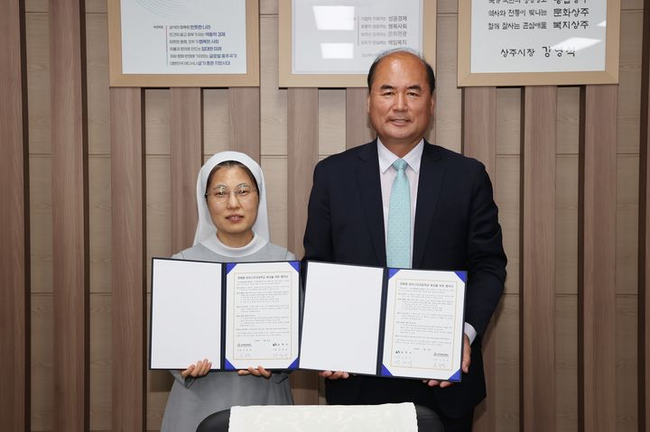 강영석(오른쪽) 시장이 협약을 체결하고 있다 (사진=상주시 제공) *재판매 및 DB 금지