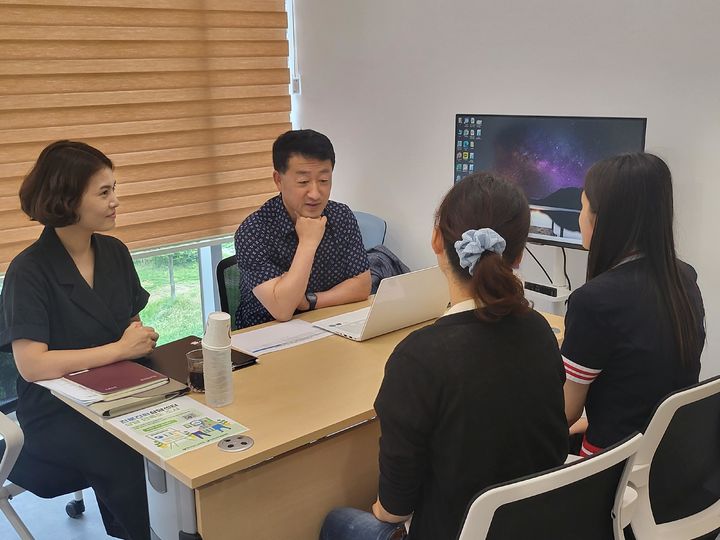 [무안=뉴시스] 전남대학교 입학사정관이 여수진로진학상담센터에 방문, 개별 상담을 진행하고 있는 모습. (사진 = 전남교육청 제공). 2024.07.22. photo@newsis.com *재판매 및 DB 금지