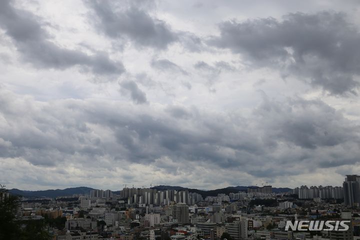 충북 구름 많고 일부 지역 소나기…낮 최고 12도