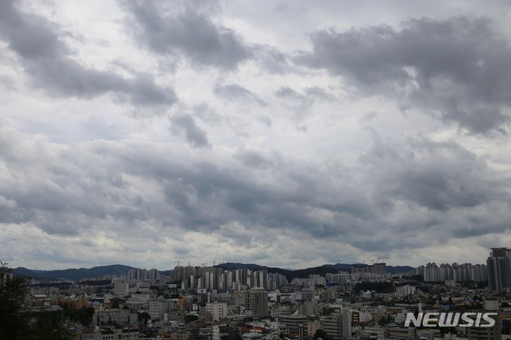 충북 가끔 구름 많고 큰 일교차…낮 최고 29도