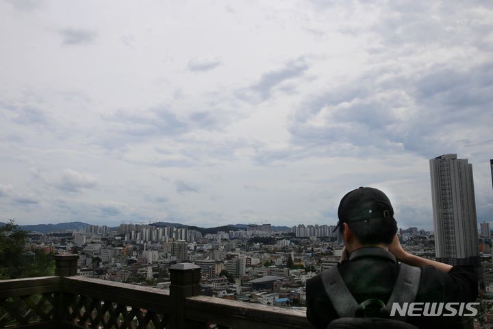 충북 가끔 구름 많고 큰 일교차…낮 최고 29도