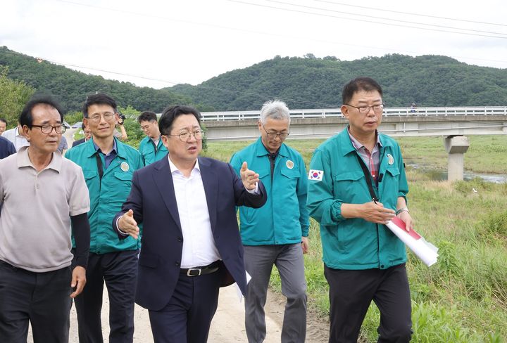 [대전=뉴시스]이장우 대전시장이 22일 지난 10일 새벽 폭우로 마을 전체가 침수된 서구 용촌동 정뱅이마을을 찾아 수해복구 현황을 점검하고 있다. (사진=대전시 제공) 2024. 07. 22 *재판매 및 DB 금지