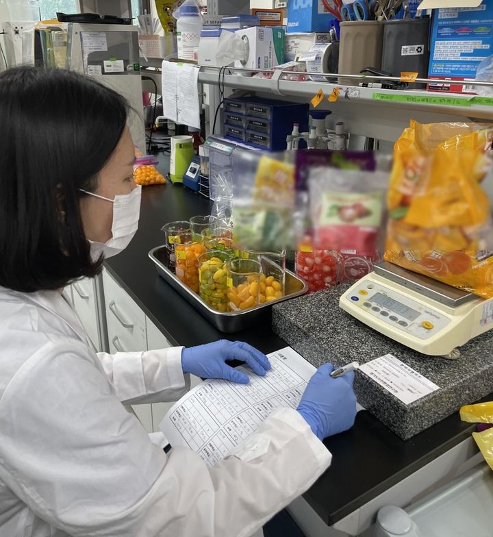 [수원=뉴시스] 까먹는 젤리 검사. (사진=경기도보건환경연구원 제공) 2024.07.23. photo@newsis.com *재판매 및 DB 금지