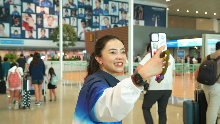 [서울=뉴시스] 지난 20일 파리로 출국하기 위해 인천공항을 방문한 탁구 국가대표 진지희 선수가 자신의 사진을 배경으로 기념사진을 찍고 있다. 2024.07.23. (사진=인천공항공사 제공) photo@newsis.com *재판매 및 DB 금지