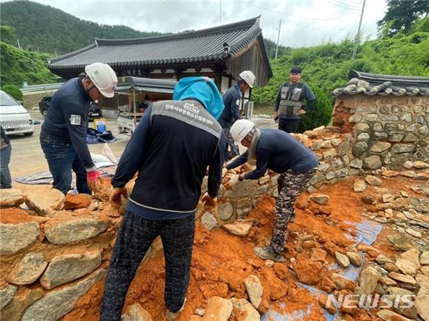 [전주=뉴시스]윤난슬 기자 = 전북대학교 산학협력단이 위탁 운영하는 전북서부문화재돌봄센터는 전북지역에 내린 집중호우로 피해를 본 국가유산에 대한 긴급 보수를 실시했다고 23일 밝혔다.(사진=전북대 제공)