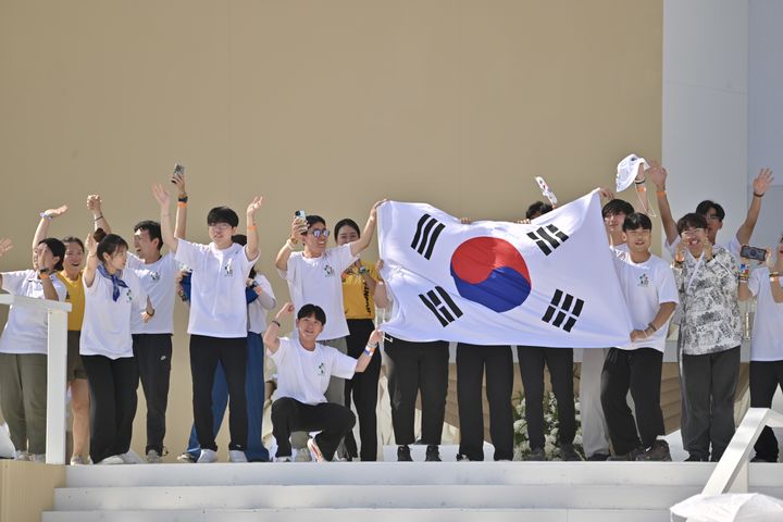 [서울=뉴시스] 지난 2023년 리스본 WYD 마지막 날 파견미사에서 차기 개최지로 ‘서울’이 발표되자, 우리나라에서 참가한 청소년·청년들이 무대 위로 올라가 태극기를 흔들며 환호하고 있다. (사진=2023 리스본 WYD 제공) 2024.07.23. photo@newsis.com *재판매 및 DB 금지