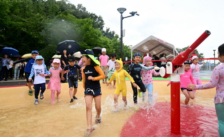 [논산=뉴시스]논산시민가족공원 물놀이장이 23일 개장, 내달 25일까지 운영한다. 2024. 07. 23 *재판매 및 DB 금지