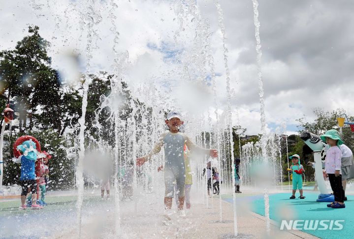 [부산=뉴시스] 하경민 기자 = 폭염주의보가 이어진 23일 부산 부산진구 부산시민공원 바닥분수대를 찾은 어린이들이 물놀이를 즐기고 있다. 2024.07.23. yulnetphoto@newsis.com