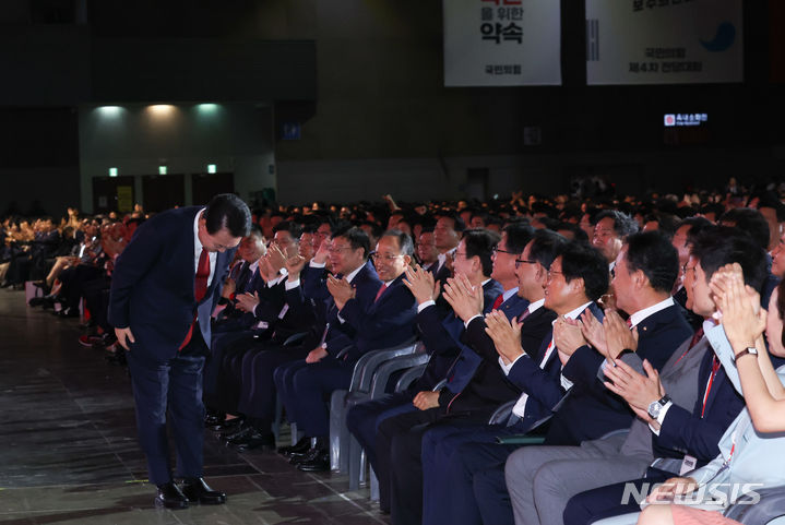 [고양=뉴시스] 조수정 기자 = 윤석열 대통령이 23일 경기 고양시 일산 킨텍스에서 열린 국민의힘 제4차 전당대회에서 황우여 비상대책위원장의 발언에 일어나 인사하고 있다. 2024.07.23. chocrystal@newsis.com