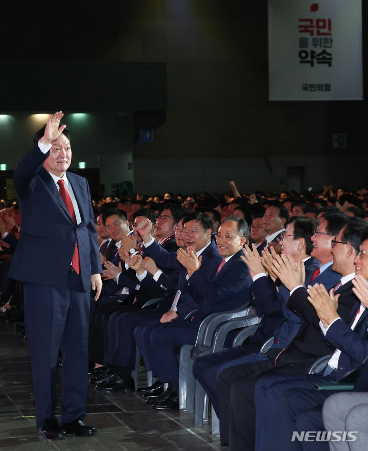 [고양=뉴시스] 조수정 기자 = 윤석열 대통령이 23일 경기 고양시 일산 킨텍스에서 열린 국민의힘 제4차 전당대회에서 황우여 비상대책위원장의 발언에 일어나 주먹을 쥐어 보이고 있다. 2024.07.23. chocrystal@newsis.com