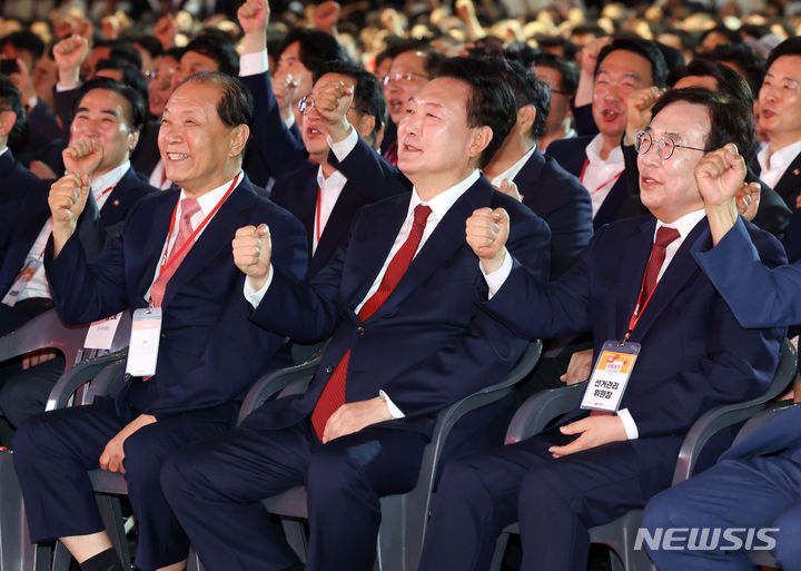 [고양=뉴시스] 조수정 기자 = 윤석열 대통령이 23일 경기 고양시 일산 킨텍스에서 열린 국민의힘 제4차 전당대회에서 추경호 원내대표의 윤석열 연호에 주먹을 쥐어보이고 있다. 2024.07.23. chocrystal@newsis.com