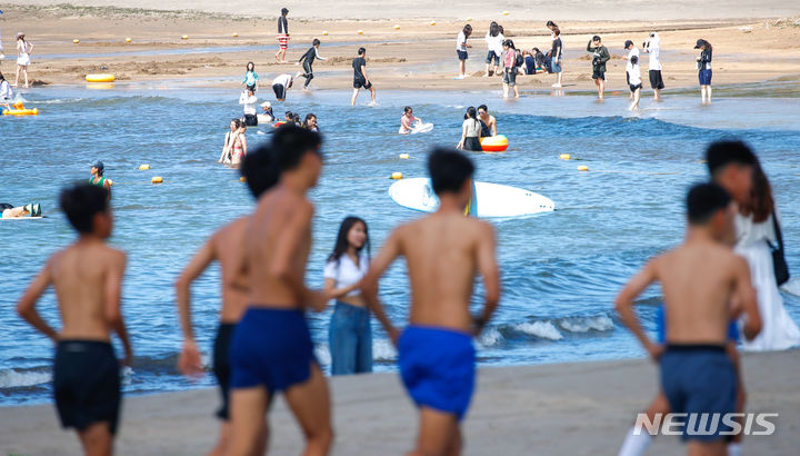 [제주=뉴시스] 우장호 기자 = 폭염이 기승을 부리는 지난달 23일 오후 제주시 이호테우해수욕장을 찾은 관광객들이 시원한 바닷물에 몸을 담그며 한낮의 더위를 식히고 있다. 2024.07.23. woo1223@newsis.com (기사 내용과 직접 관련 없습니다)