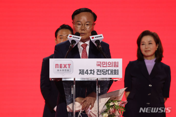 [고양=뉴시스] 고승민 기자 = 김재원 국민의힘 최고위원이 23일 경기 고양 킨텍스에서 열린 제4차 국민의힘 전당대회에서 최고위원으로 선출된 뒤 수락연설을 하고 있다. 2024.07.23. kkssmm99@newsis.com