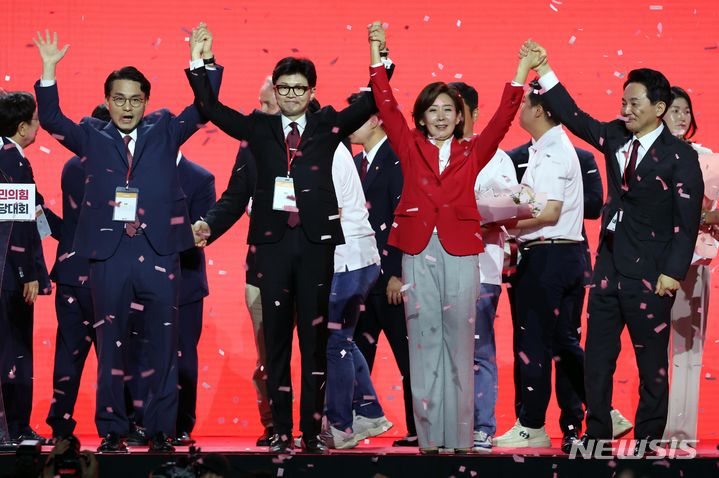 [고양=뉴시스] 조성봉 기자 = 한동훈(왼쪽 두번째) 국민의힘 대표가 23일 경기 고양 킨텍스에서 열린 제4차 국민의힘 전당대회에서 윤상현, 나경원, 원희룡 후보들과 기념촬영을 하고 있다. 2024.07.23. suncho21@newsis.com