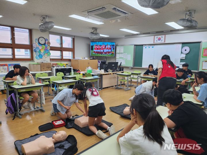 [화성=뉴시스] 화성 솔빛초가 외부 강사를 초청, 6학년을 대상으로 심폐소생술 교육을 하고 있다.(사진=화성오산교육지원청 제공)2024.07.24.photo@newsis.com