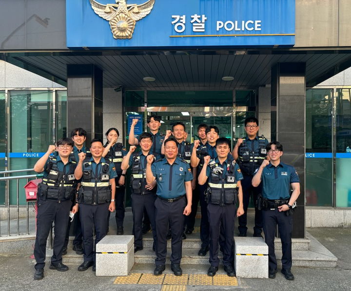 [울산=뉴시스] 박수지 기자 = 울산 남부경찰서 신정지구대 3팀 단체사진. (사진=울산경찰청 제공) 2024.07.24. photo@newsis.com *재판매 및 DB 금지