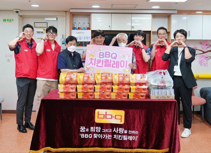 학수정 데이케어센터 치킨 100인분 전달. (사진=제너시스BBQ 제공) *재판매 및 DB 금지