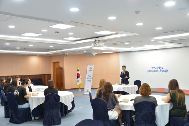 [울산=뉴시스] 울산 학부모회 임원들과 만나 소통하는 천창수 교육감(울산시교육청 제공) *재판매 및 DB 금지