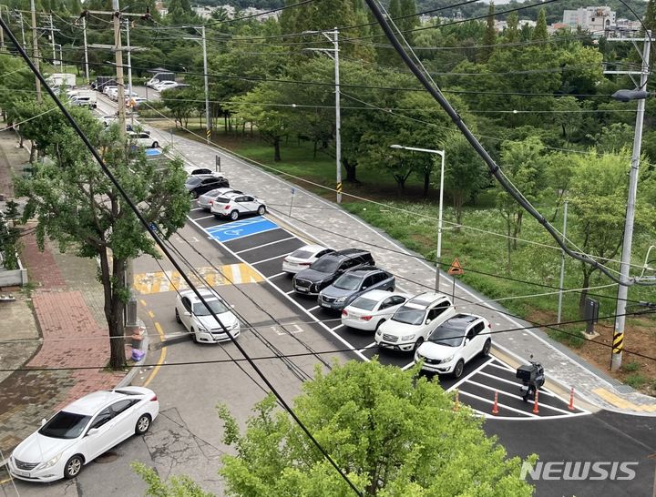 [안산=뉴시스] 안산시가 구룡공원 인근에 조성한 노상주차장(사진=안산시 제공)2024.07.24.photo@newsis.com