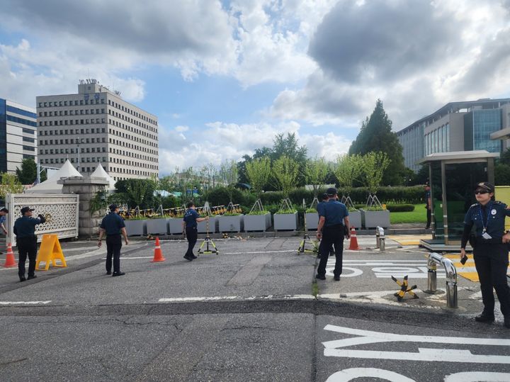 [서울=뉴시스] 북한이 24일 오전 10차 오물풍선을 살포한 가운데 서울 여의도 국회에 오물 쓰레기가 발견됐다. 국회에 오물 쓰레기가 발견된 건 지난달에 이어 올해 두 번째다. (사진=독자 제공) 2024.07.24. *재판매 및 DB 금지