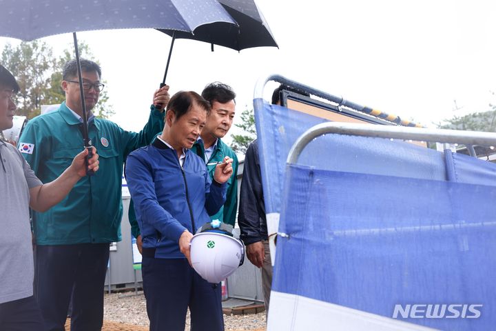 [의왕=뉴시스] 김성제 의왕시장과 이정식 고용노동부 장관이 문화예술회관 건립 공사장을 찾아, 현장 안전 점검을 하고 있다. (사진=의왕시 제공). 2024.07.24.photo@newsis.com 