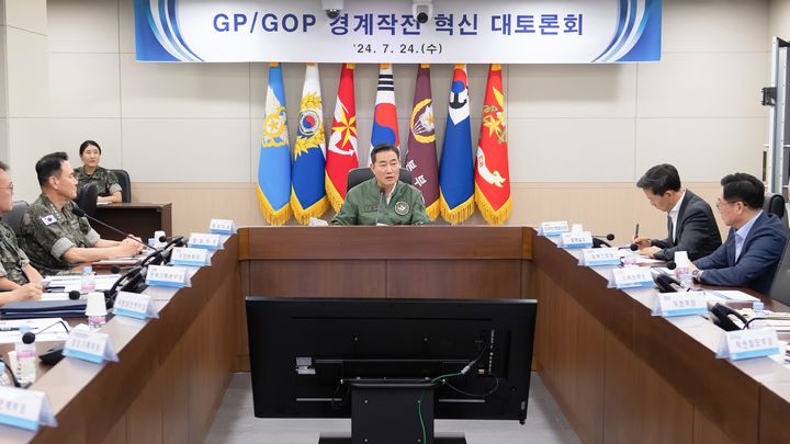 [서울=뉴시스] 24일 신원식 국방부장관이 GP·GOP 경계작전 혁신 대토론회 회의를 주관하고 있다. (사진=국방부 제공) 2024.07.24. photo@newsis.com *재판매 및 DB 금지