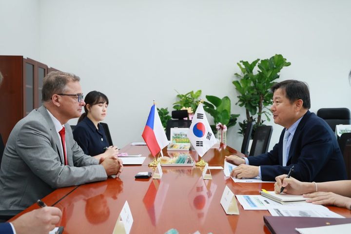 [서울=뉴시스] 국회 산업통상자원중소벤처기업위원회(산자위) 위원장인 이철규 국민의힘 의원이 24일 주한 체코대사를 만나고 있다. 2024.07.24 (사진 출처 = 이철규 의원실) *재판매 및 DB 금지 *재판매 및 DB 금지