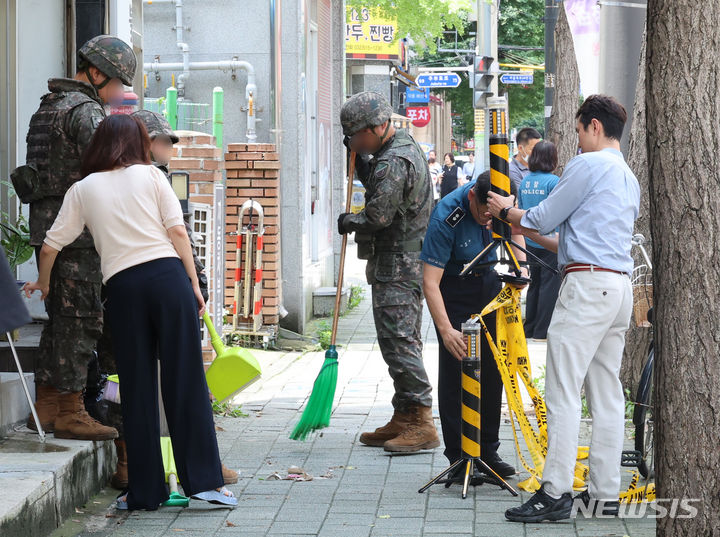 [인천=뉴시스] 전진환 기자 = 북한이 재차 오물풍선을 날려 보낸 24일 오후 인천 부평구 부평고등학교 인근 인도에서 군 장병들이 풍선에서 떨어진 것으로 추정되는 내용물을 수거한 후 경찰이 차단선을 철거하고 있다.  2024.07.24. amin2@newsis.com