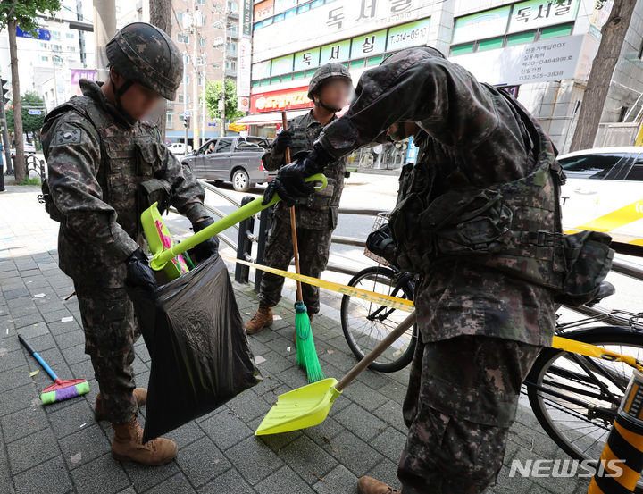 [인천=뉴시스] 전진환 기자 = 북한이 재차 오물풍선을 날려 보낸 지난 24일 오후 인천 부평구 부평고등학교 인근 인도에서 군 장병들이 풍선에서 떨어진 것으로 추정되는 내용물을 수거하고 있다.  2024.07.24. amin2@newsis.com