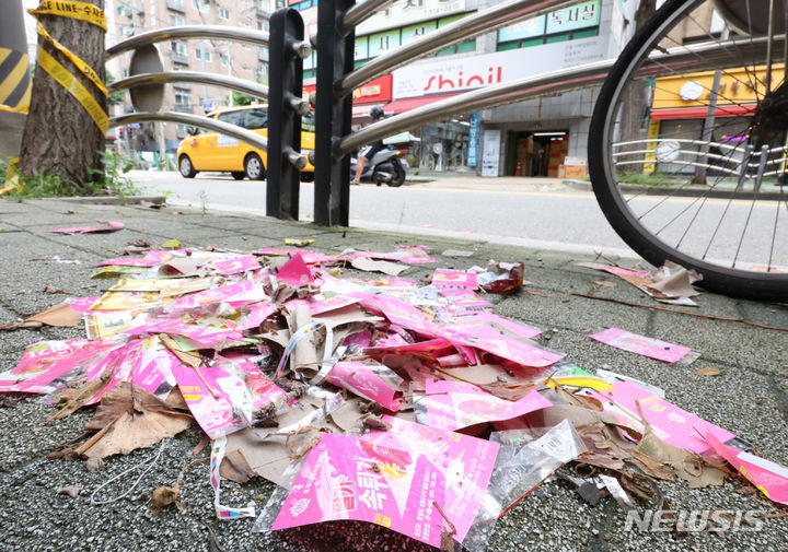 [인천=뉴시스] 전진환 기자 = 북한이 재차 오물풍선을 날려 보낸 24일 오후 인천 부평구 부평고등학교 인근 인도에 풍선에서 떨어진 것으로 추정되는 인쇄물이 흩어져 있다.  2024.07.24. amin2@newsis.com